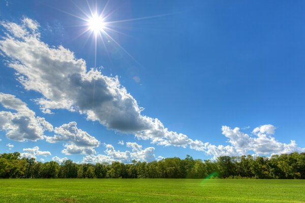 سماء صافية في يوم مشمس