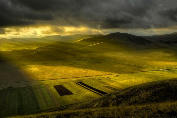 Collines vertes sous les rayons du soleil