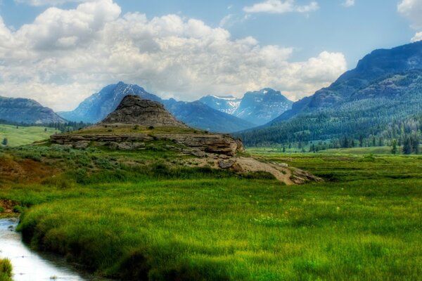 Une beauté mystérieuse parmi les sommets des montagnes