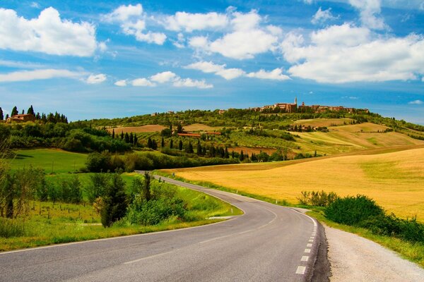 Route à la campagne parmi les collines dorées