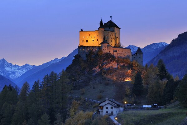 Ein altes Schloss auf dem Gipfel des Berges