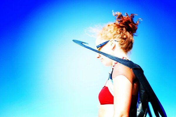 Une fille Rousse sur fond de ciel bleu