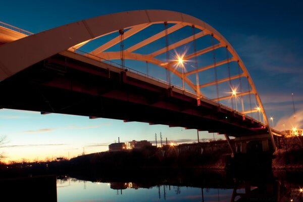 Il ponte sul fiume è lungo