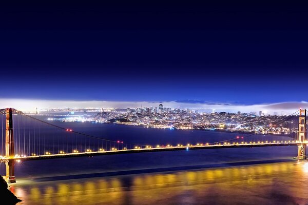 Viaggio sull acqua sotto un bellissimo ponte al crepuscolo