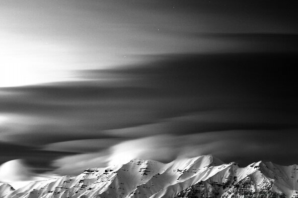 Montagnes d hiver sur fond noir et blanc