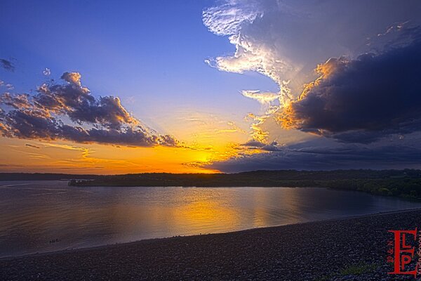 Schöner Sonnenuntergang vor dem Hintergrund der Berge und des Meeres