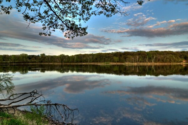 Paysage russe au bord de la rivière