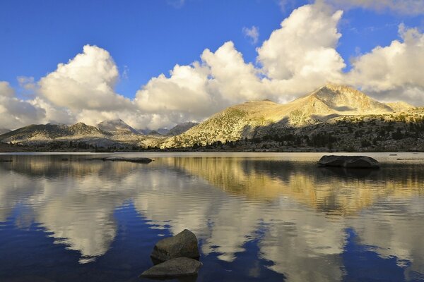 Paisaje vista del lago y las montañas de América