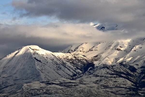 Schneebedeckte Berge. Unerschütterliche Höhe