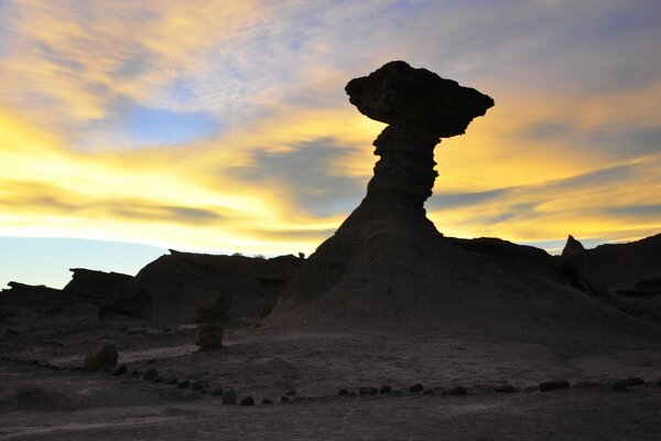 Unglaubliche Schönheit Sonnenuntergang. Felsen im Hintergrund des Sonnenuntergangs