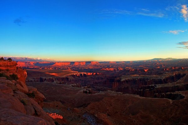 Beau coucher de soleil avec vue sur les montagnes