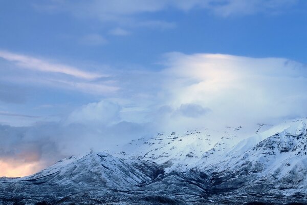 Nuages de neige au sommet des montagnes