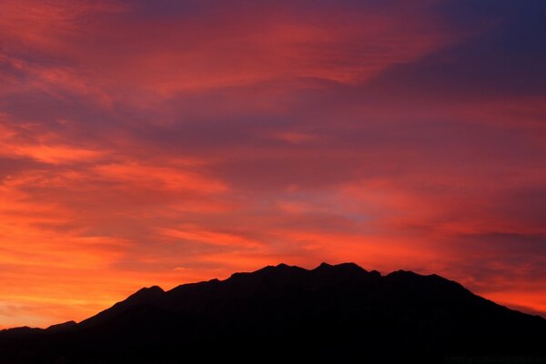 Tramonto rosso spaventoso in montagna