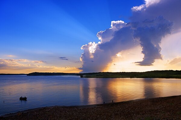 Nuages reflétés dans l eau