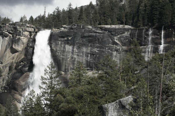 Berg Wasserfall. Die unerschütterliche Energie der Natur