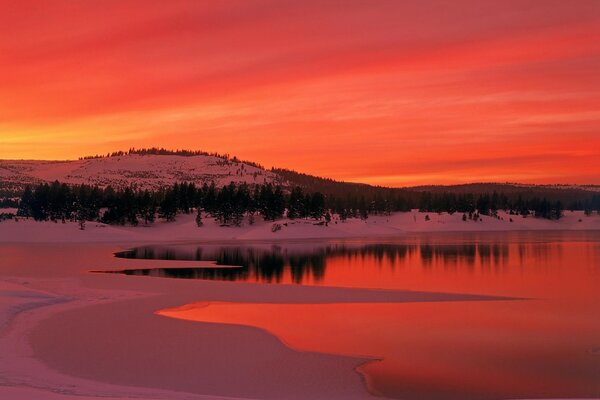 Tramonto riflessione in acqua