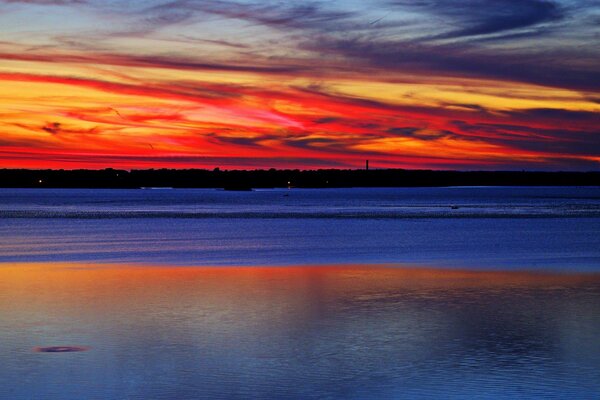 Roter Sonnenuntergang am See