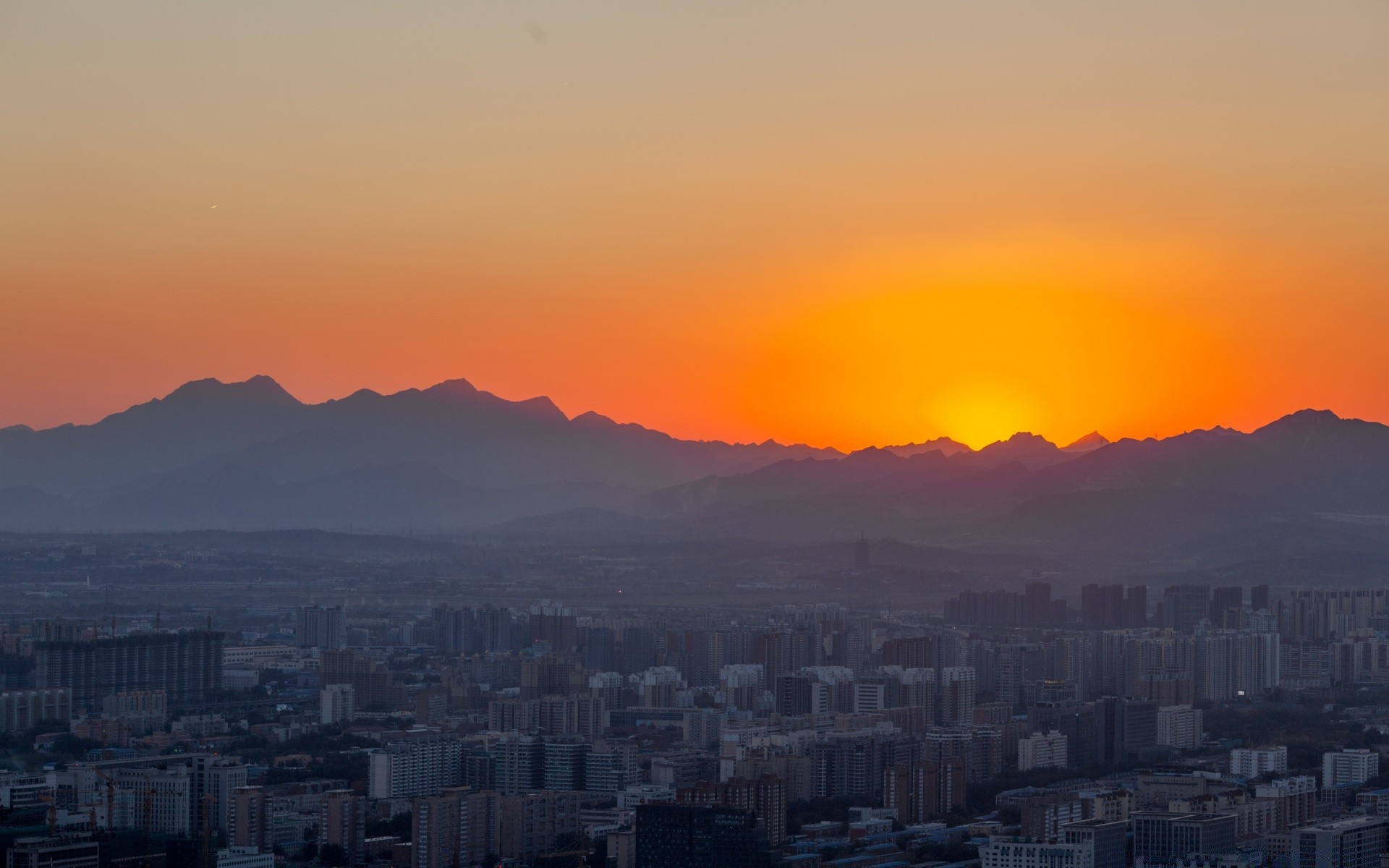 asie coucher de soleil aube soir voyage ville crépuscule skyline brouillard montagnes ciel ville architecture paysage soleil