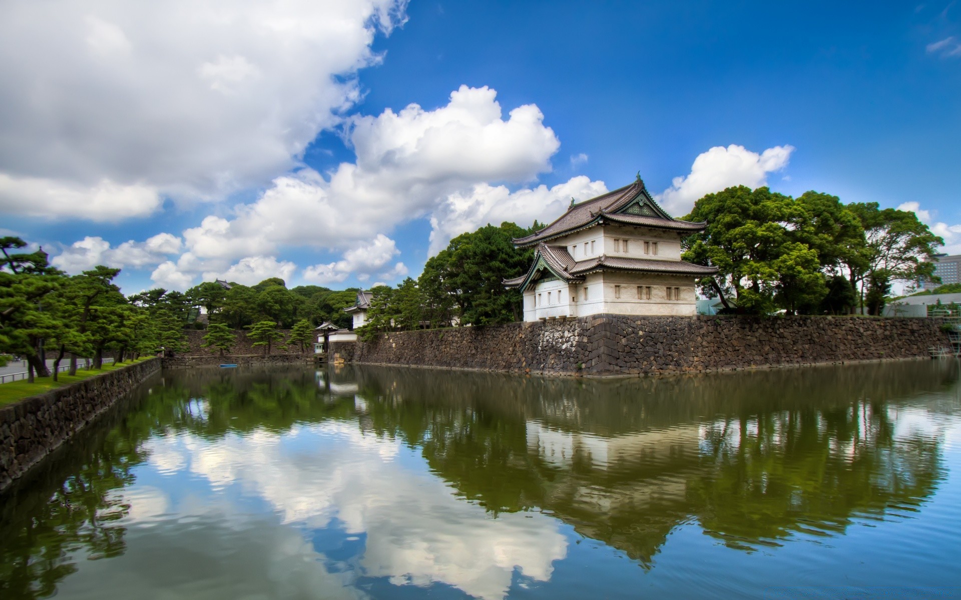 亚洲 水 建筑 旅游 湖 房子 河 户外 反射 天空 房子 游泳池 树 城堡 房子 老 日光 传统 夏天 花园