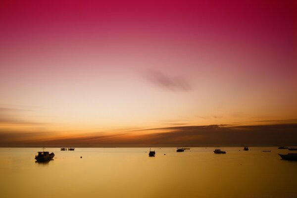 Los primeros rayos del amanecer en el mar