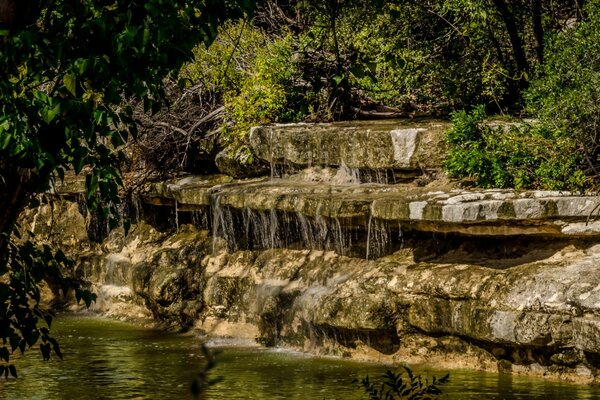 Le sein de la nature, une petite cascade