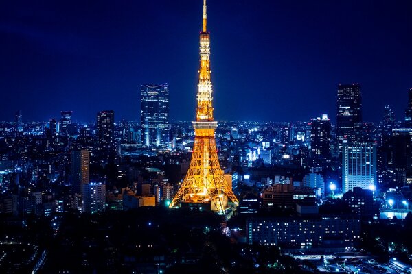 Torre illuminata e grattacieli in Asia