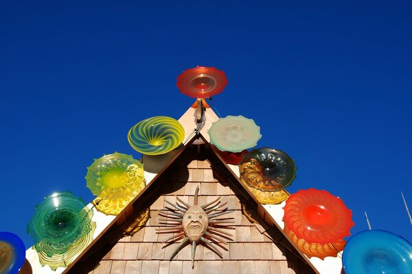 Decoraciones en el techo de la casa contra el cielo