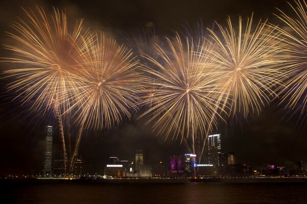 Festival de fuegos artificiales en Asia sobre rascacielos