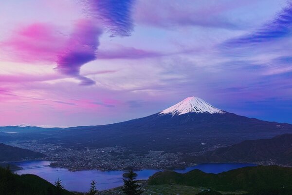 火山在亚洲日落与雪帽步道