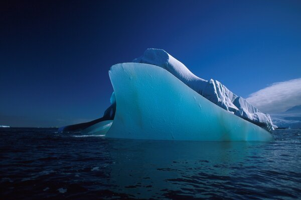 Iceberg no oceano escuro e frio