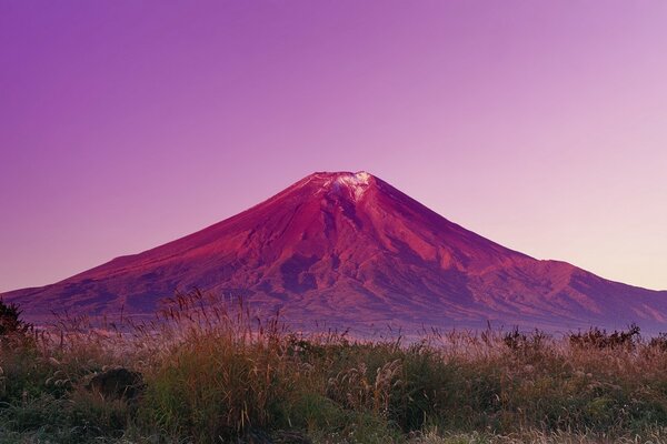 Volcan dans les montagnes au coucher du soleil