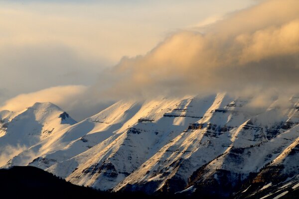 Schneebedeckte Berge mit Dunkelheit und Wolken