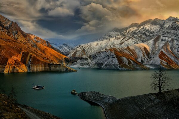 Lac parmi les sommets enneigés