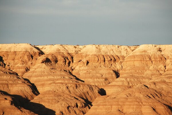 Blick auf die Sandberge vor dem Hintergrund des grauen Himmels