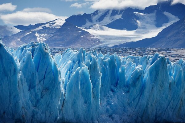 Glaciers bleus en Antarctique sur fond de montagnes