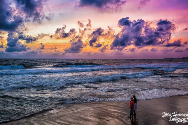 Ciel lumineux avec des nuages au-dessus des vagues qui font rage