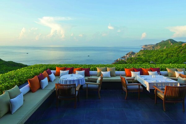 Véranda du restaurant avec une vue magnifique sur la mer