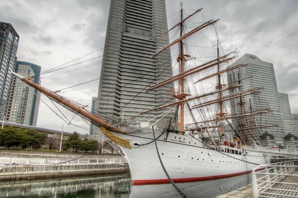 Viaje en barco en días nublados