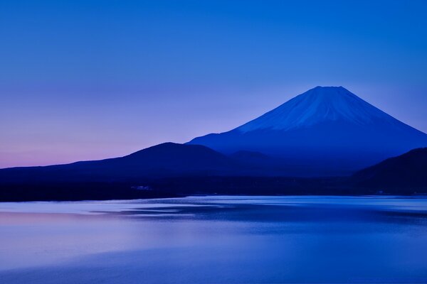 火山在亚洲对蓝天