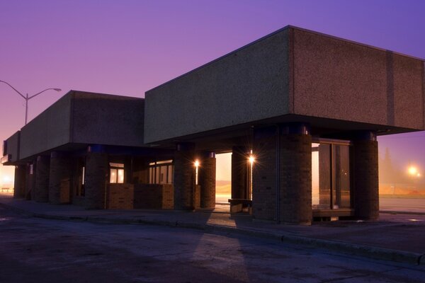 Una casa con una arquitectura extraña contra un cielo púrpura