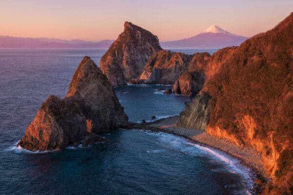 Klippen am Meer bei Sonnenuntergang Asien