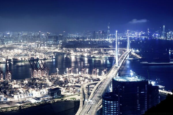 Hermosa ciudad por la noche. Arquitectura moderna