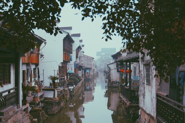 Rivière peu profonde entre les maisons