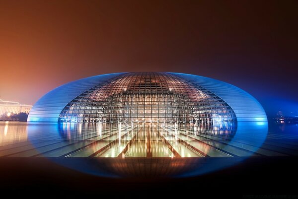 Ein riesiges Gebäude in der Nacht mit Panoramalicht