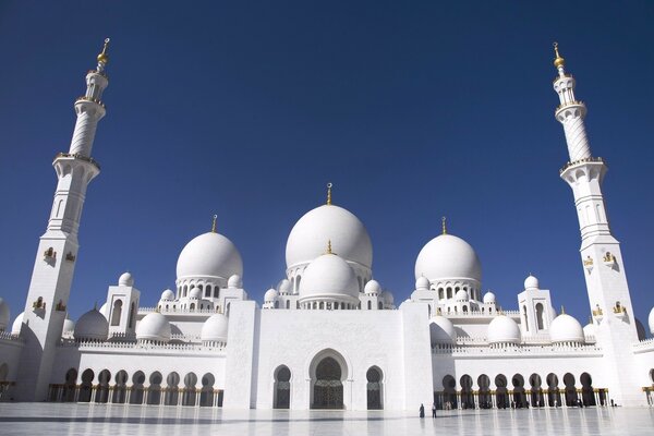 Mosquée blanche du Cheikh Zayed dans la capitale des eau