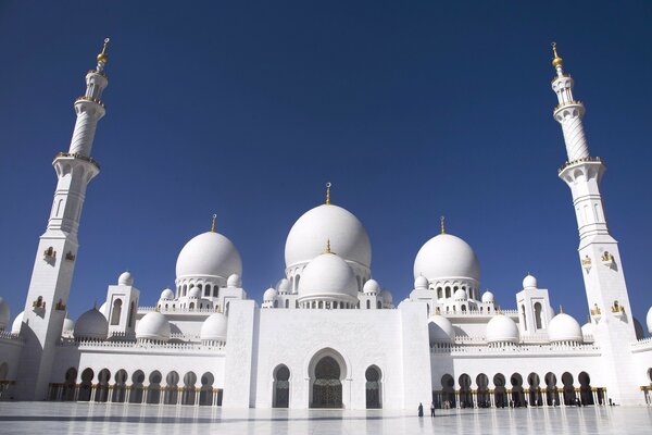 Moschea bianca dello Sceicco Zayed nella capitale degli Emirati Arabi Uniti