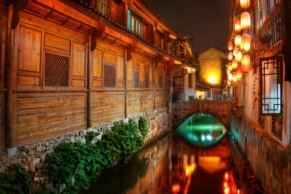 Canale in una brillante illuminazione festiva