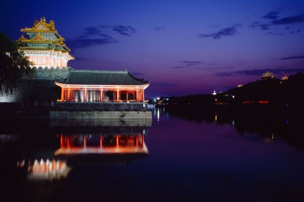 Pagode am Flussufer bei Nacht