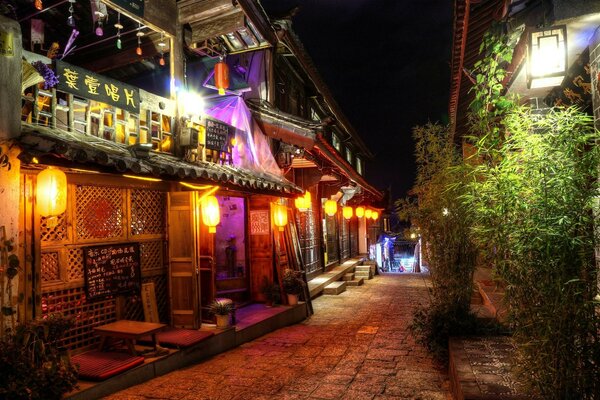 Patios nocturnos iluminados por linternas