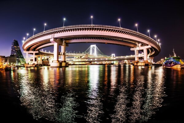 Pont arrondi avec éclairage du soir